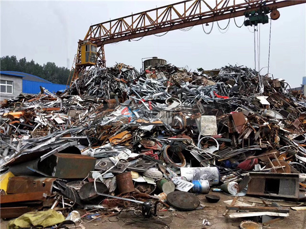 <a href='http://m.anenr.cn' target='_blank'><span>金屬破碎機(jī)</span></a>客戶現(xiàn)場