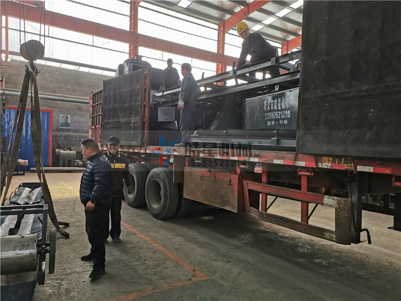 <a href='http://m.anenr.cn/psxl/1279.html' target='_blank'><span>廢鋁破碎機</span></a>成套設備吊裝現(xiàn)場