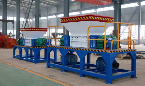 1000型的金屬撕碎機(jī)能出多少噸彩鋼瓦？發(fā)動機(jī)功率多大？